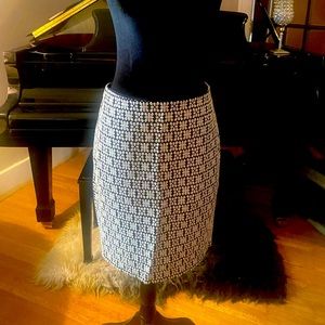 Banana Republic Pencil Skirt. Like new. 4P